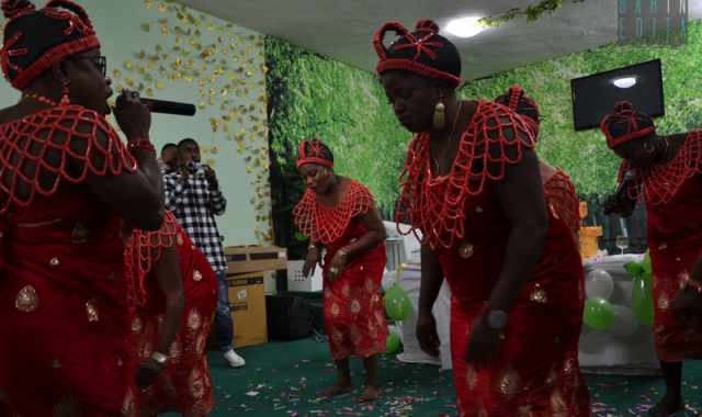 Colori, balli, canti e preghiere di guarigione: viaggio nella chiesa nigeriana di Bari